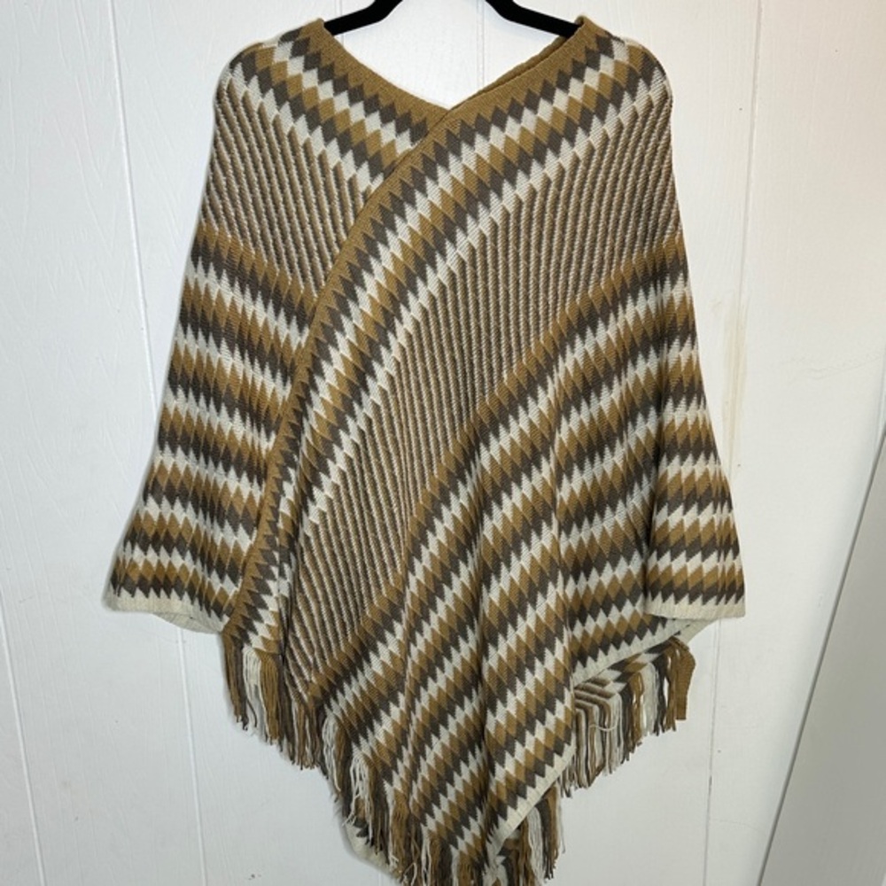 Cherish Tan and White Geometric Cape